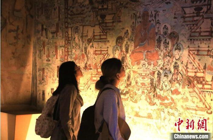 2023年8月27日，游客在甘肅省敦煌市博物館參觀文物展。張曉亮 攝(資料圖)