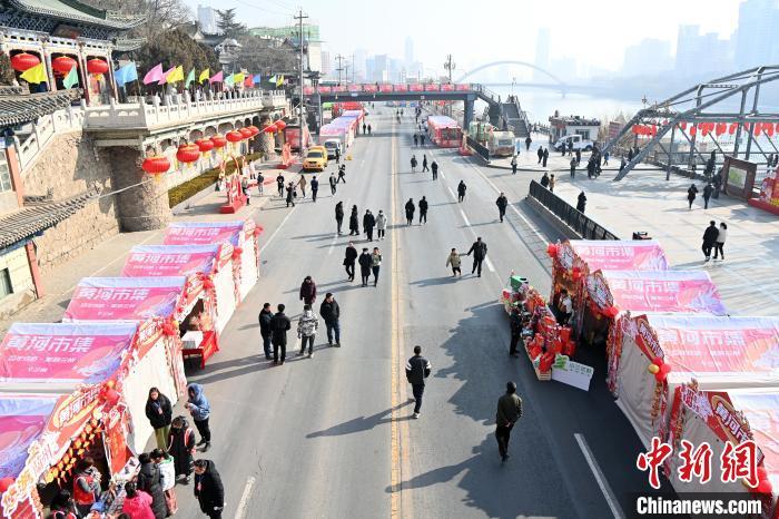 1月30日，蘭州黃河畔的年貨集市吸引顧客選購年貨。九美旦增 攝</p><p>