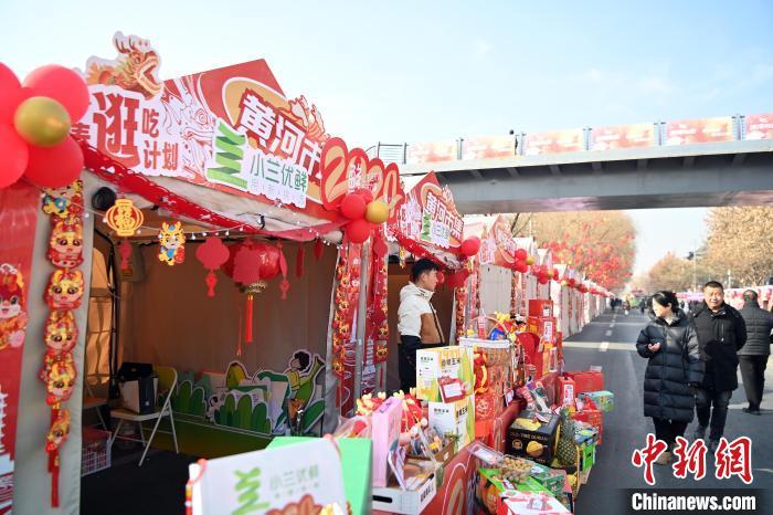 1月30日，蘭州黃河畔的年貨集市吸引顧客選購年貨。九美旦增 攝</p><p>