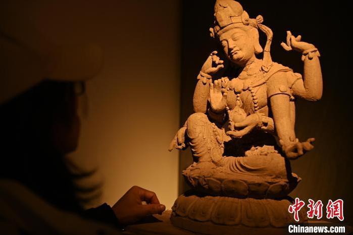 圖為季茂杰觀察自己創(chuàng)作的敦煌木雕。李亞龍 攝