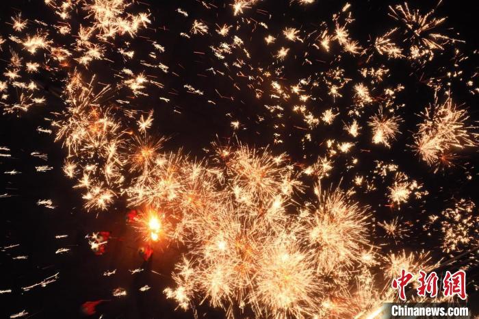 灼熱的鐵水在空中迸散。在空中形成“鐵花火雨”的景象，似天女散花，似群星漫天，如夢如幻，美不勝收。侯奇志 攝</p>
<p>
