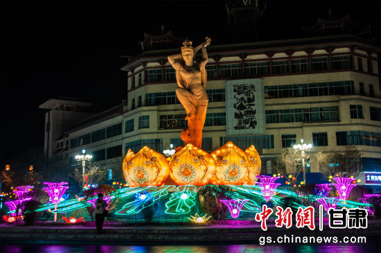 2024年春節(jié)期間，敦煌市中心盤旋路上的反彈琵琶燈組。王斌銀 攝