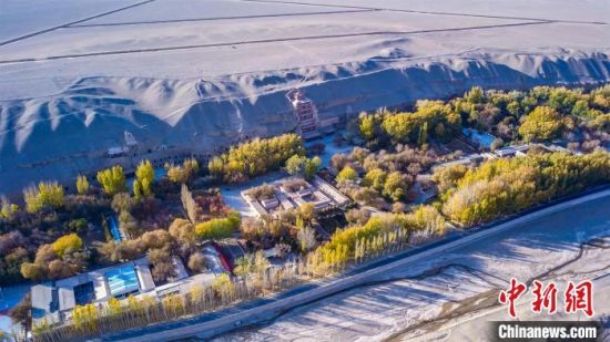 2022年11月，航拍深秋季節(jié)的莫高窟。　　王斌銀 攝