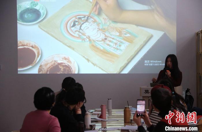 2023年2月，在敦煌研究院莫高學堂，研學導師給學員講授敦煌壁畫臨摹技法?！　垥粤?攝