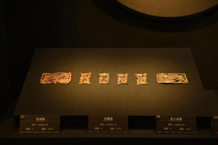 張家川縣馬家塬車輿博物館展陳的馬家塬遺址出土的金項(xiàng)飾、金腰飾、金人畫飾等。李亞龍 攝　　