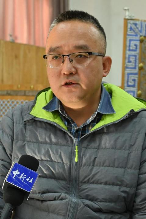 謝焱，甘肅省文物考古研究所副研究館員、考古研究二部主任、田野考古項(xiàng)目負(fù)責(zé)人。主持參與了張家川馬家塬戰(zhàn)國(guó)西戎墓地、臨潭磨溝齊家文化墓地等20多項(xiàng)考古調(diào)查、發(fā)掘工作，曾獲得中國(guó)國(guó)家文物局田野考古二、三等獎(jiǎng)，“十二五”文物保護(hù)科學(xué)和技術(shù)創(chuàng)新二等獎(jiǎng)等榮譽(yù)。