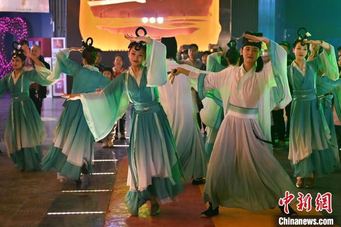 圖為工作人員進行舞蹈表演。李亞龍 攝</p>
<p>