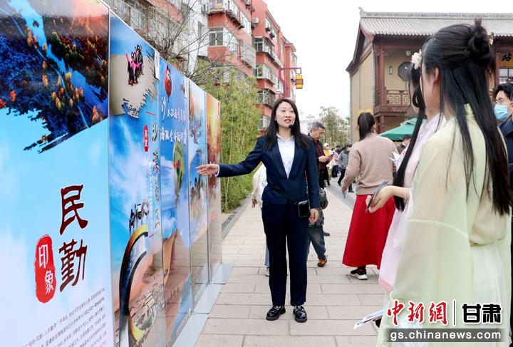 3月下旬，民勤縣在天水啟漢樓廣場(chǎng)舉行推介會(huì)，宣傳本地旅游資源和農(nóng)特優(yōu)產(chǎn)品。圖為工作人員向游客介紹民勤自然風(fēng)光、歷史文化。馬愛彬 攝