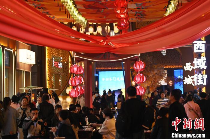 圖為街區(qū)現(xiàn)場(chǎng)游客絡(luò)繹不絕。李亞龍 攝</p><p>