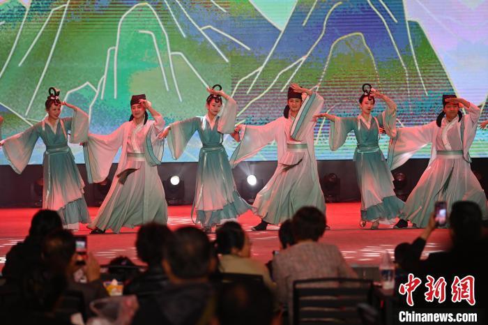 圖為工作人員進(jìn)行舞蹈表演。李亞龍 攝