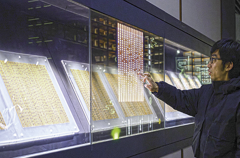 3月6日，工作人員在荊門市博物館新館內楚簡展廳展示使用互動裝置。新華每日電訊記者　胡競文