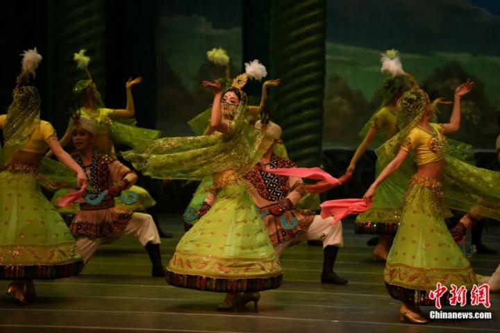 2024年2月23日晚，中國經(jīng)典舞劇《絲路花雨》在甘肅蘭州演出恭賀新春。李亞龍 攝