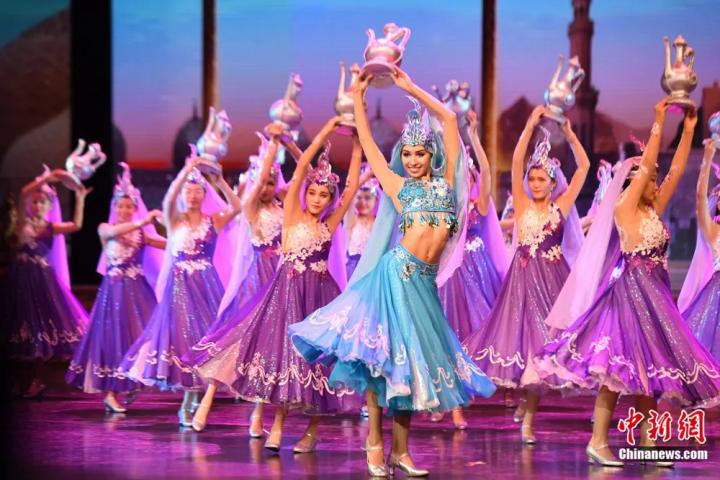 《絲路花雨》外國演員在波斯酒舞中領(lǐng)舞。楊艷敏 攝