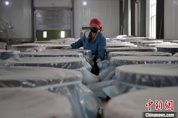 5月10日，工作人員檢查裝有酒糟的壇子。九美旦增　攝