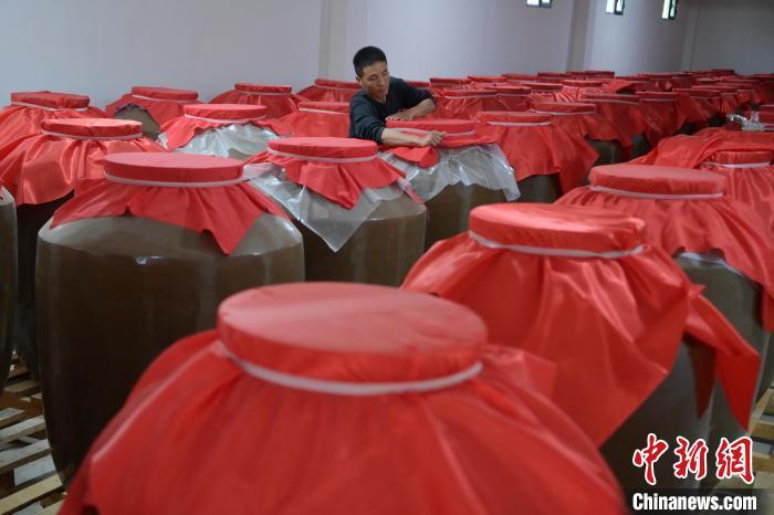 圖為5月10日，工作人員在儲酒庫檢查酒缸密封性。九美旦增　攝