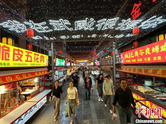 圖為明清街夜市燈光點(diǎn)亮“我在武威很想你”?！〈魑牟?攝</p><p>