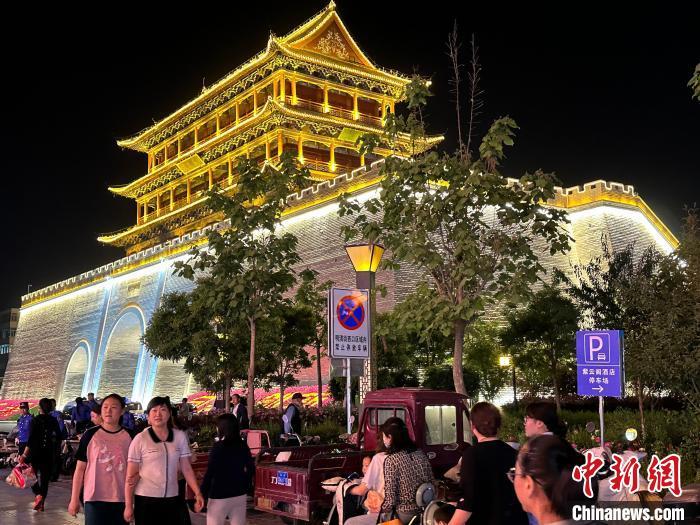 圖為夜幕降臨，涼州古城門燈光亮起?！〈魑牟?攝
