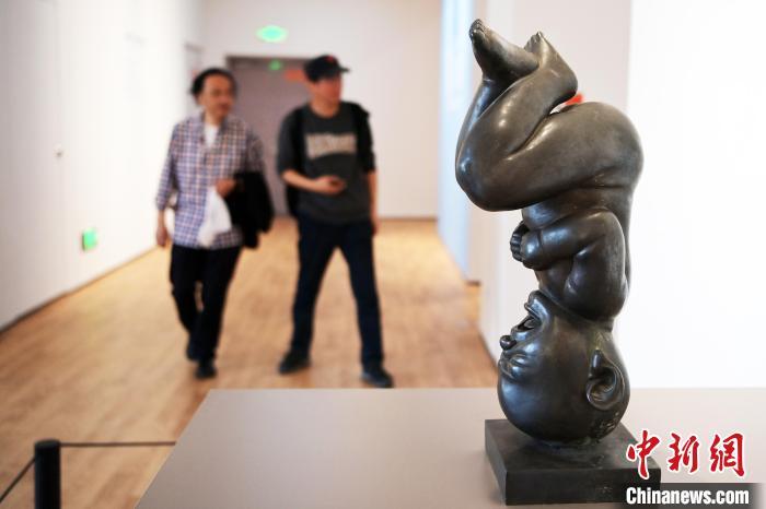 5月21日，觀眾參觀“絲路印跡”雕塑藝術(shù)作品展展出的雕塑作品。九美旦增 攝</p>
<p>