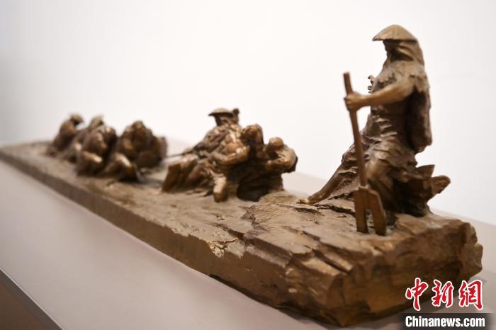 5月21日，在“絲路印跡”雕塑藝術(shù)作品展展出的作品《治水為民·禹德九州》。九美旦增 攝</p>
<p>