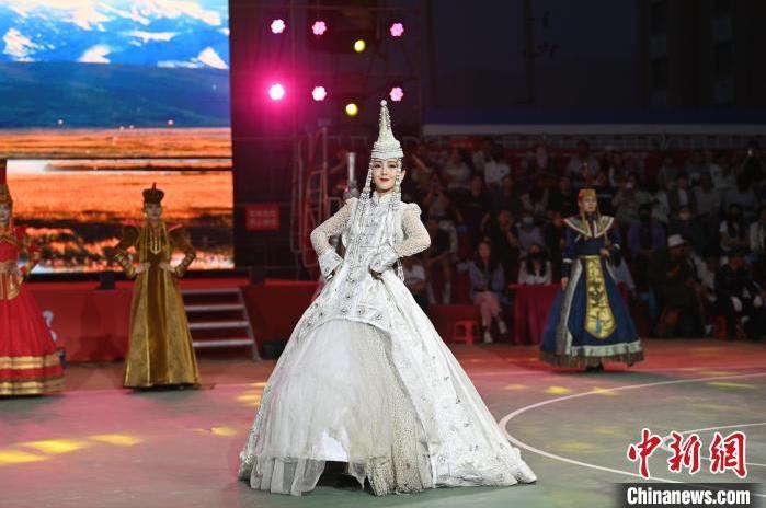 圖為開幕式現(xiàn)場(chǎng)蒙古族服飾秀。李亞龍 攝</p>
<p>