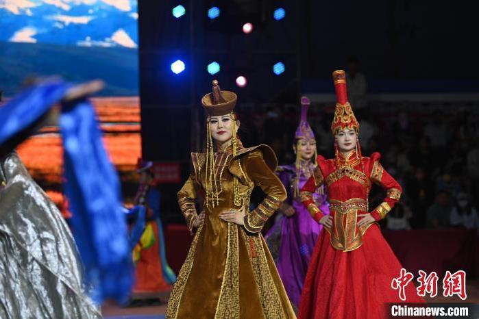 圖為開幕式現(xiàn)場(chǎng)蒙古族服飾秀。李亞龍 攝</p>
<p>