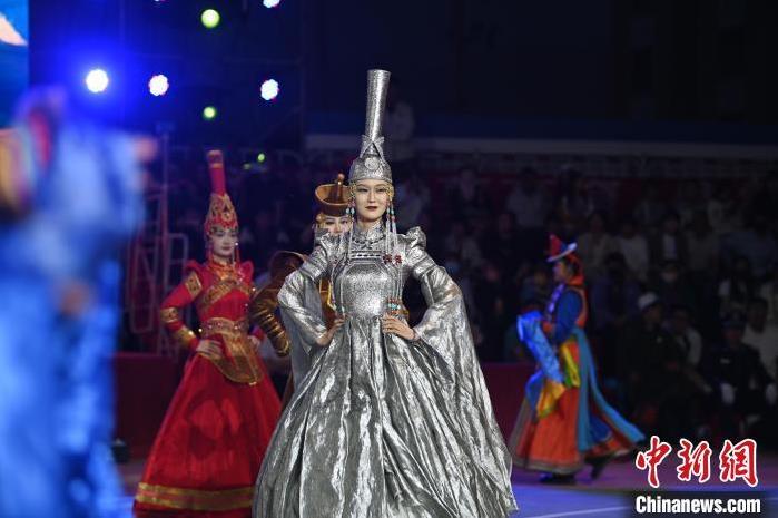 圖為開幕式現(xiàn)場(chǎng)蒙古族服飾秀。李亞龍 攝</p>
<p>