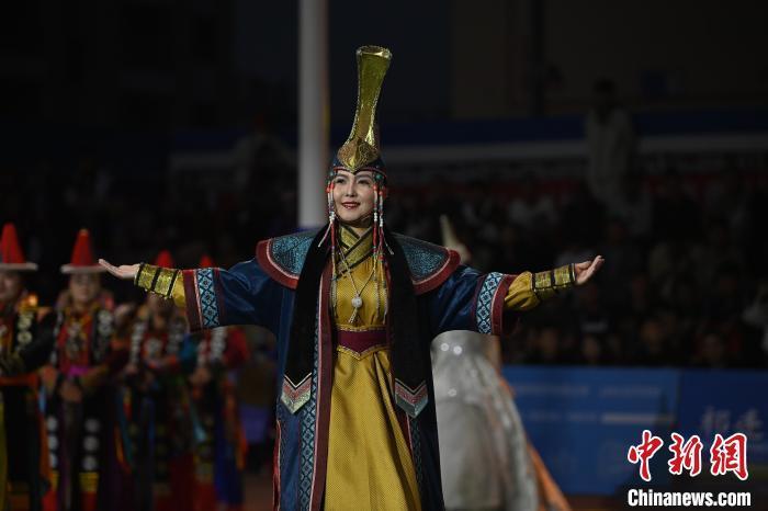 圖為開幕式現(xiàn)場(chǎng)蒙古族服飾秀。李亞龍 攝