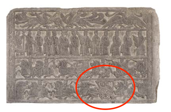 △漢代迎賓、車馬出行畫像石，現(xiàn)藏于臨沂市博物館。畫像石的第四層中有軺車出現(xiàn)。