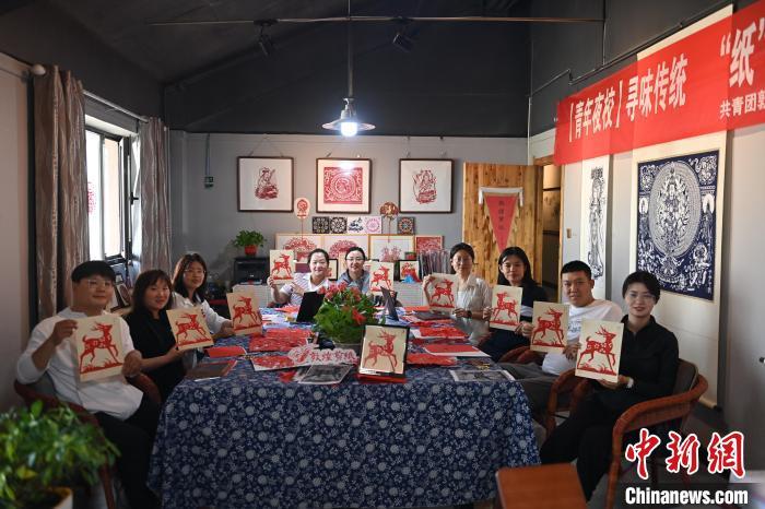 6月6日，在甘肅敦煌青年夜校課程中，青年學(xué)員展示學(xué)習(xí)敦煌非遺剪紙的成果。