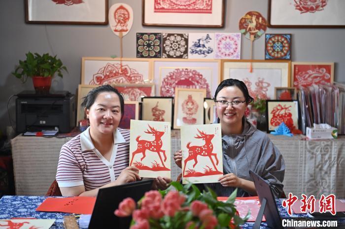 6月6日，在甘肅敦煌青年夜校課程中，青年學(xué)員展示學(xué)習(xí)敦煌非遺剪紙的成果。李亞龍 攝　　