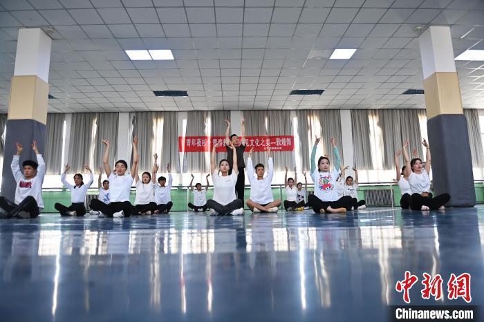6月6日，在甘肅敦煌青年夜校課程中，青年學(xué)員學(xué)習(xí)敦煌舞課程。李亞龍 攝　　