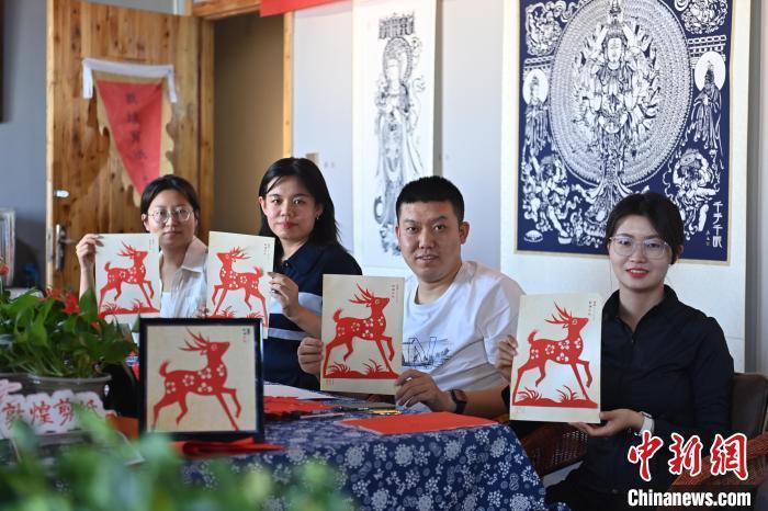 6月6日，在甘肅敦煌青年夜校課程中，青年學(xué)員展示學(xué)習(xí)敦煌非遺剪紙的成果。李亞龍 攝　　