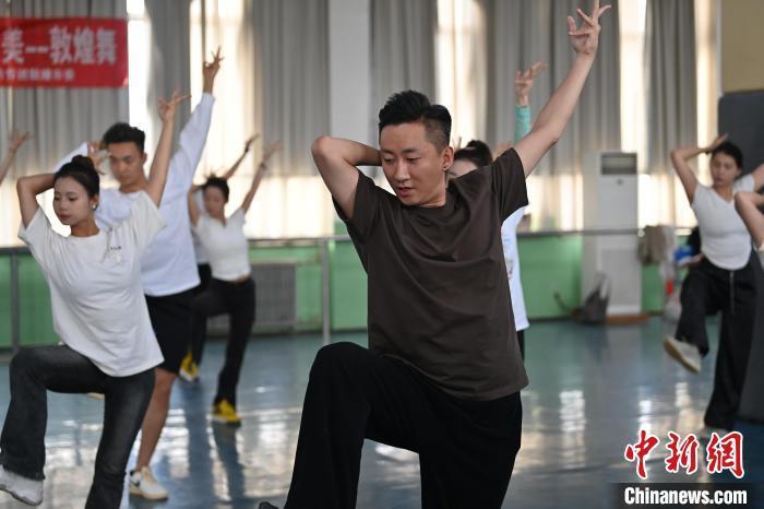 6月6日，在甘肅敦煌青年夜校課程中，青年學(xué)員學(xué)習(xí)敦煌舞課程。李亞龍 攝　　