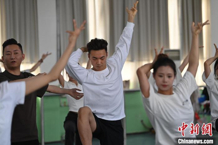 6月6日，在甘肅敦煌青年夜校課程中，青年學(xué)員學(xué)習(xí)敦煌舞課程。李亞龍 攝　　