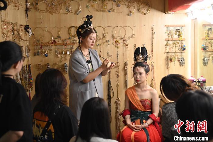 6月6日，在甘肅敦煌青年夜校課程中，青年學(xué)員學(xué)習(xí)敦煌美妝課程。李亞龍 攝