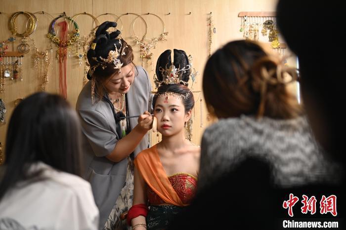 6月6日，在甘肅敦煌青年夜校課程中，青年學(xué)員學(xué)習(xí)敦煌美妝課程。李亞龍 攝　　