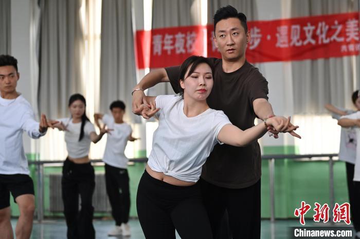 6月6日，在甘肅敦煌青年夜校課程中，學(xué)員學(xué)習(xí)敦煌舞課程。李亞龍 攝　　