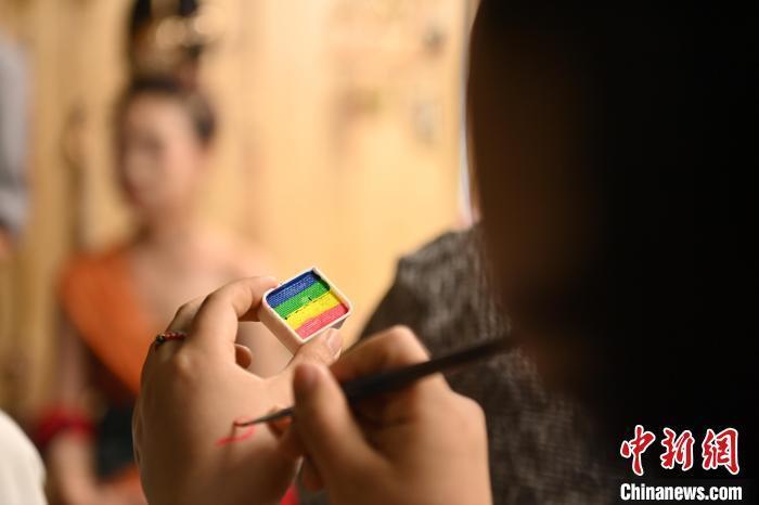 6月6日，在甘肅敦煌青年夜校課程中，青年學(xué)員學(xué)習(xí)敦煌美妝課程。李亞龍 攝　　