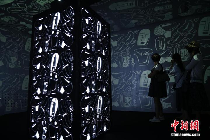 圖為游客參觀藝術(shù)展。中新社記者 李亞龍 攝