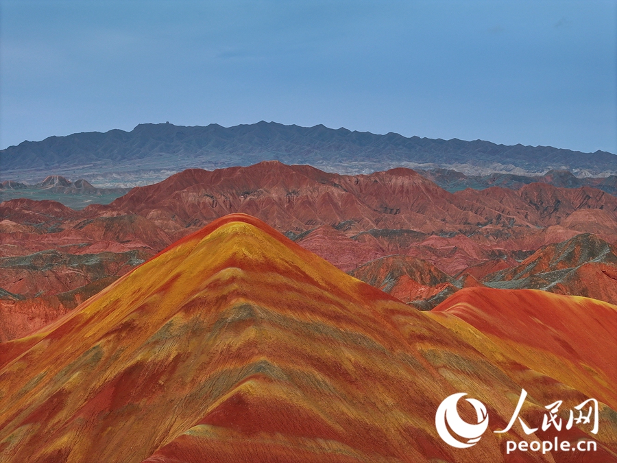 雨后的七彩丹霞，顏色格外艷麗。人民網(wǎng)記者 李根攝