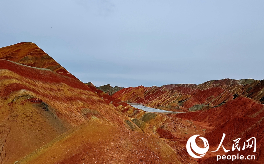 雨后的七彩丹霞，顏色格外艷麗。人民網(wǎng)記者 徐冬兒攝