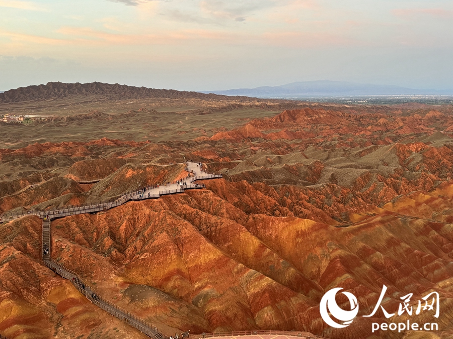 日落時分，余暉與丹霞交相輝映。人民網(wǎng)記者 徐冬兒攝