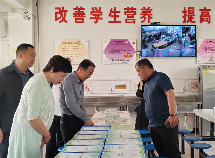市紀(jì)委監(jiān)委扎實(shí)推動(dòng)開(kāi)展群眾身邊腐敗和作風(fēng)問(wèn)題集中整治工作，圖為市紀(jì)委監(jiān)委派駐市教育局紀(jì)檢監(jiān)察組在白銀區(qū)開(kāi)展“中小學(xué)校園食品安全和膳食經(jīng)費(fèi)管理”集中整治工作開(kāi)展情況督查.jpg