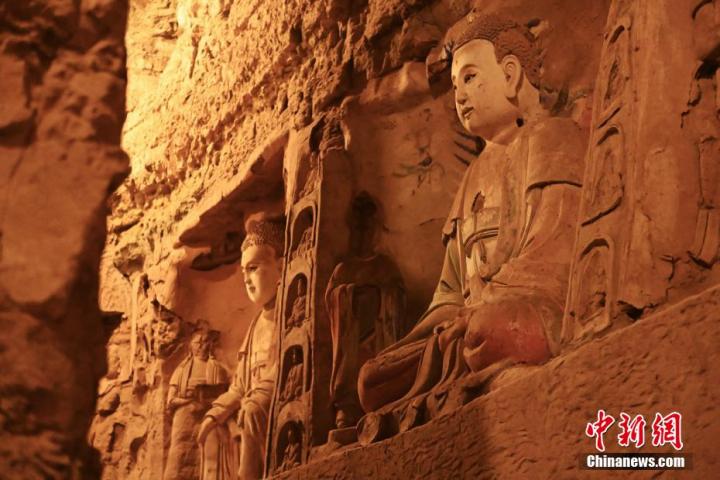 7月15日，甘肅省平?jīng)鍪袥艽h百里石窟長廊中的王母宮石窟造像。百里石窟長廊位于涇川縣境內(nèi)，由512個石窟、5眼窟中石井組成，現(xiàn)存王母宮石窟、鳳凰山石窟、南石窟寺、丈八寺石窟、羅漢洞石窟、太山寺石窟等規(guī)模較大的石窟群，還有數(shù)量眾多的小石窟群。王母宮石窟又名千佛洞，該窟設(shè)計宏大，造像生動，窟內(nèi)擁有造像數(shù)百尊，是較為珍貴的佛教文化歷史遺存。中新社記者 李亞龍 攝</p>
<p>