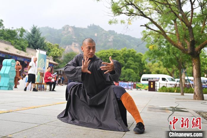 7月14日，甘肅省平?jīng)鍪嗅轻忌骄皡^(qū)內(nèi)，嵩山少林弟子展示武藝。7月13日至14日，“2024年北京體育大學第十五屆國際武術比賽交流大會暨首屆崆峒山國際武術大會”舉行，大會也在崆峒山景區(qū)進行問道崆峒、武術高級研修班、崆峒拜師等系列活動。中新社記者 李亞龍 攝</p>
<p>