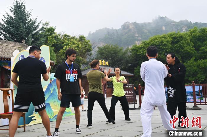 7月14日，甘肅省平?jīng)鍪嗅轻忌骄皡^(qū)內(nèi)，外籍武術愛好者學習崆峒派武術。7月13日至14日，“2024年北京體育大學第十五屆國際武術比賽交流大會暨首屆崆峒山國際武術大會”舉行，大會也在崆峒山景區(qū)進行問道崆峒、武術高級研修班、崆峒拜師等系列活動。中新社記者 李亞龍 攝</p>
<p>