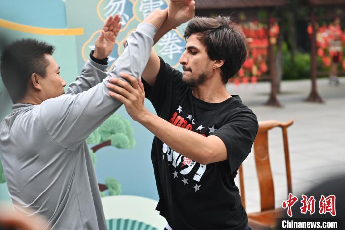 7月14日，甘肅省平?jīng)鍪嗅轻忌骄皡^(qū)內(nèi)，外籍武術愛好者(右)進行忽雷太極拳切磋。7月13日至14日，“2024年北京體育大學第十五屆國際武術比賽交流大會暨首屆崆峒山國際武術大會”舉行，大會也在崆峒山景區(qū)進行問道崆峒、武術高級研修班、崆峒拜師等系列活動。中新社記者 李亞龍 攝</p>
<p>