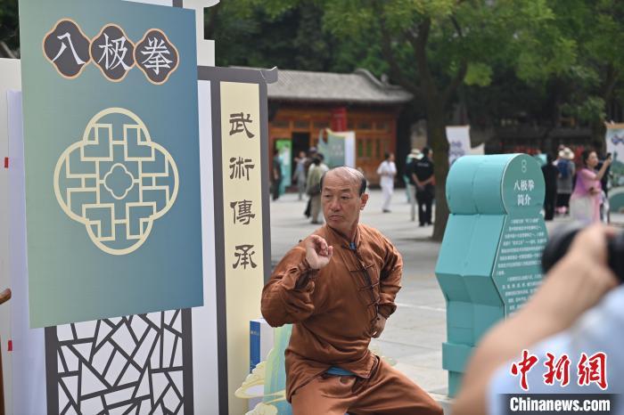 7月14日，甘肅省平?jīng)鍪嗅轻忌骄皡^(qū)內(nèi)，八極拳傳承人展示八極拳。7月13日至14日，“2024年北京體育大學第十五屆國際武術比賽交流大會暨首屆崆峒山國際武術大會”舉行，大會也在崆峒山景區(qū)進行問道崆峒、武術高級研修班、崆峒拜師等系列活動。中新社記者 李亞龍 攝</p>
<p>