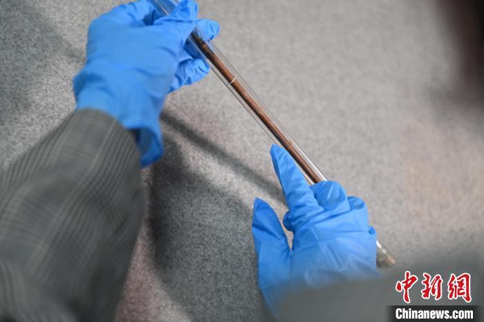 2024年5月7日，拍攝的甘肅省博物館館藏國(guó)寶級(jí)文物“白馬作”毛筆。李亞龍　攝