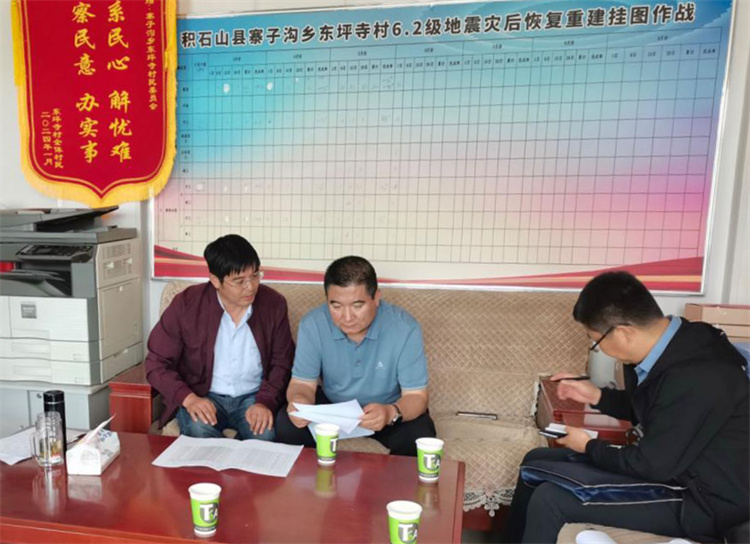 州縣紀(jì)委監(jiān)委機(jī)關(guān)聯(lián)合督查組對(duì)下沉干部 、駐村干部 、包村組長(zhǎng)、村干部 “四級(jí)”干部履職到崗情況，以及工作日志和民情臺(tái)賬、訴求臺(tái)賬進(jìn)行日常監(jiān)督檢查，壓實(shí)工作責(zé)任。.jpg